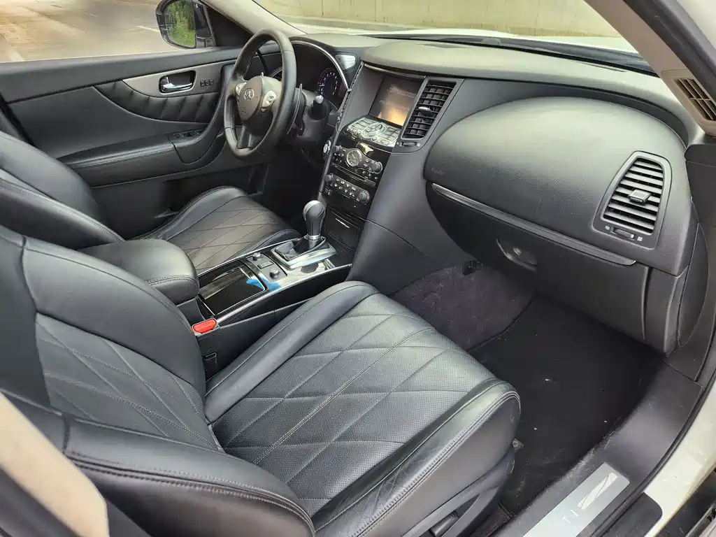Infiniti QX70 — миниатюра 9