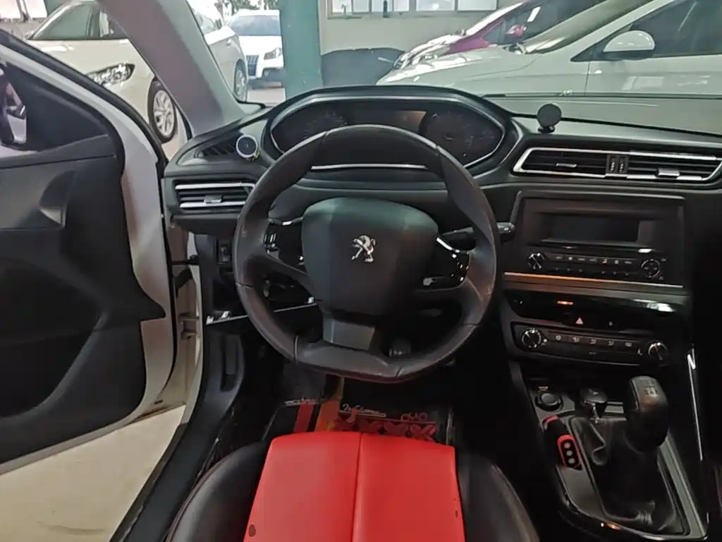Peugeot 308 — миниатюра 11