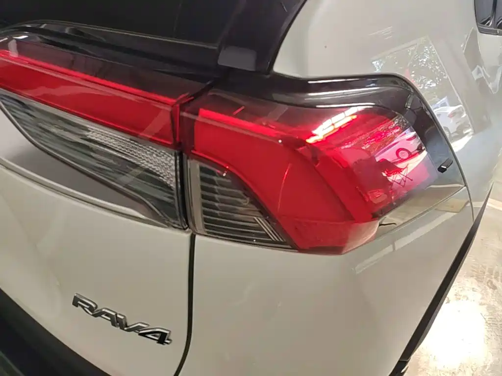 Toyota RAV4 — миниатюра 8