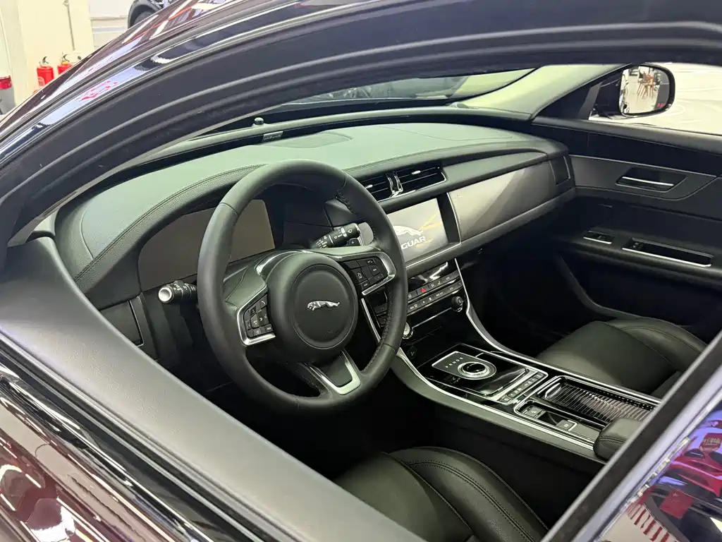 Jaguar XFL — миниатюра 2