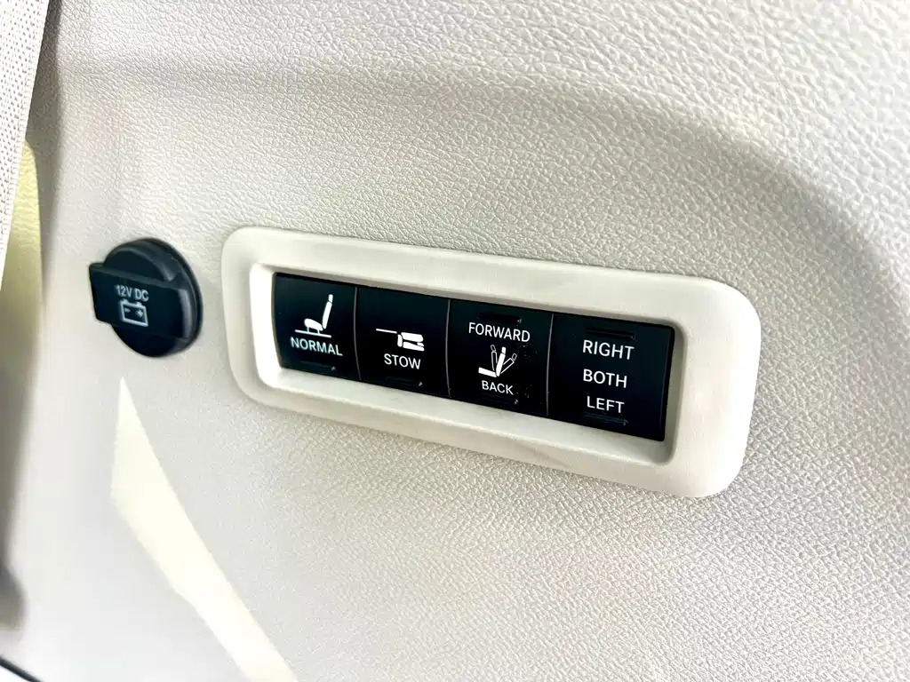 Chrysler Grand Voyager (Import) — миниатюра 22
