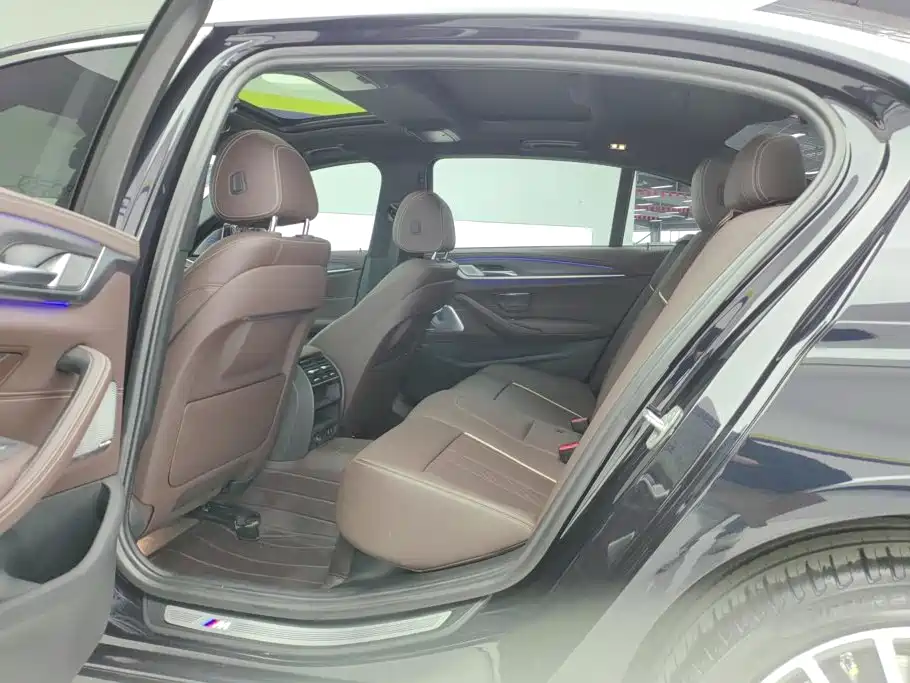 BMW 5 Series — миниатюра 11