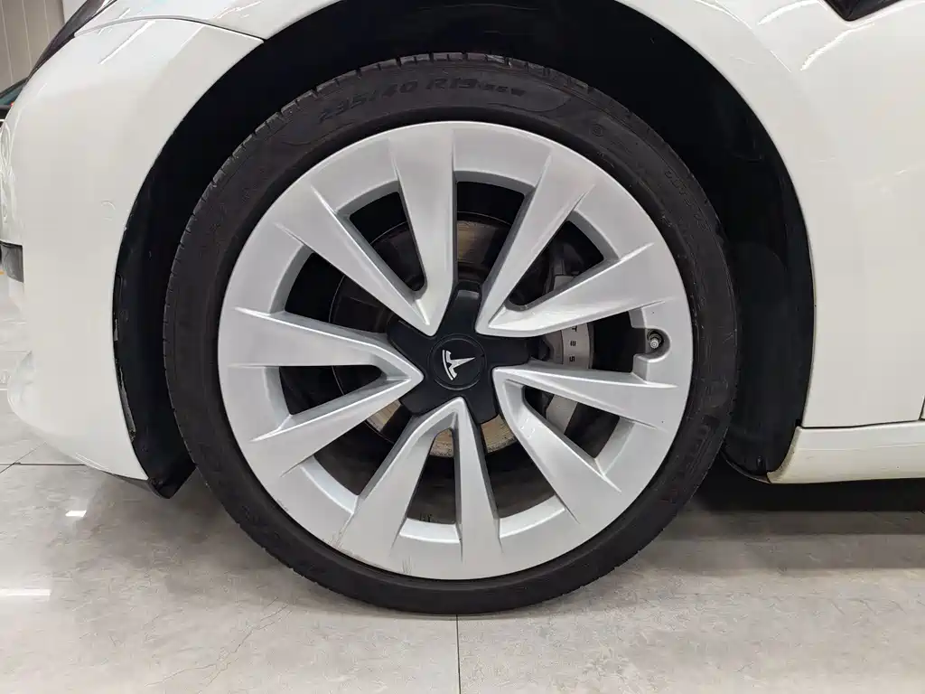 Tesla Model 3 — миниатюра 13