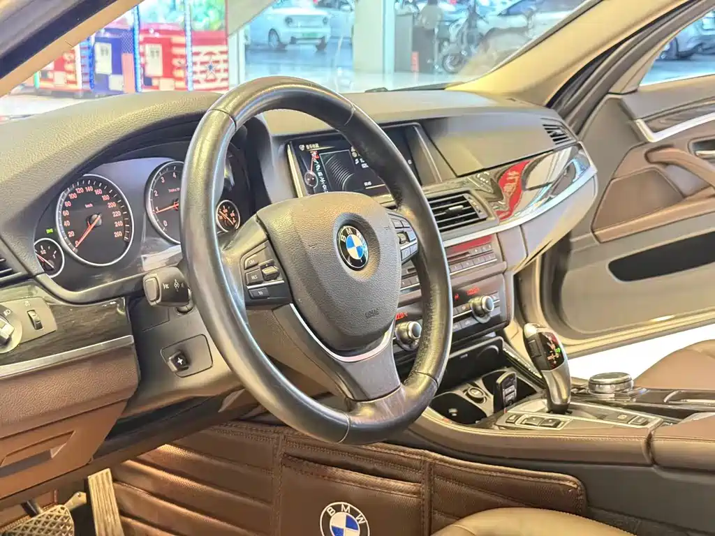 BMW 5 Series — миниатюра 7