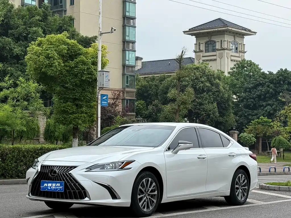 Lexus ES 2024