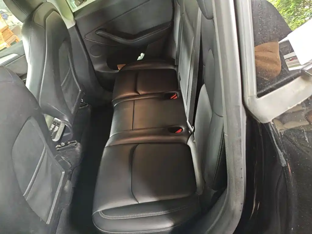 Tesla Model Y — миниатюра 17