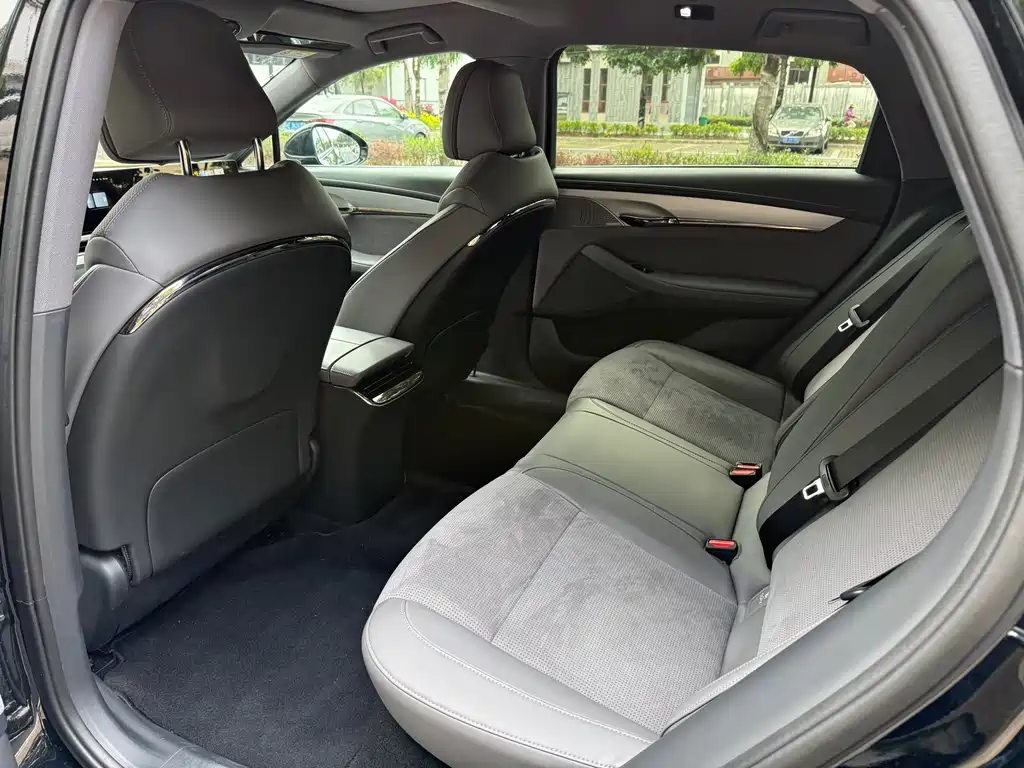 VOYAH LANTU CHASING LIGHT