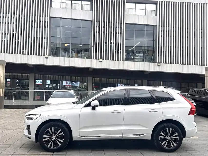 Volvo XC60 2025 B5 Luxury