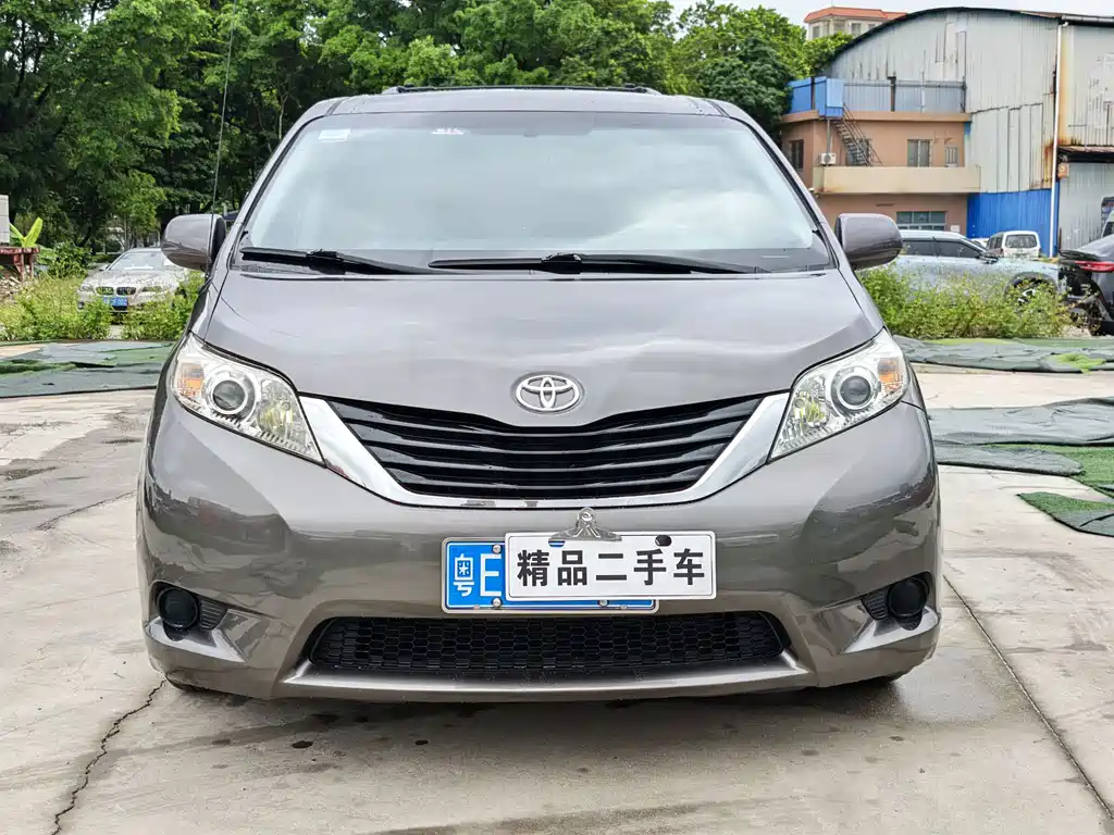 Toyota Sienna — миниатюра 2