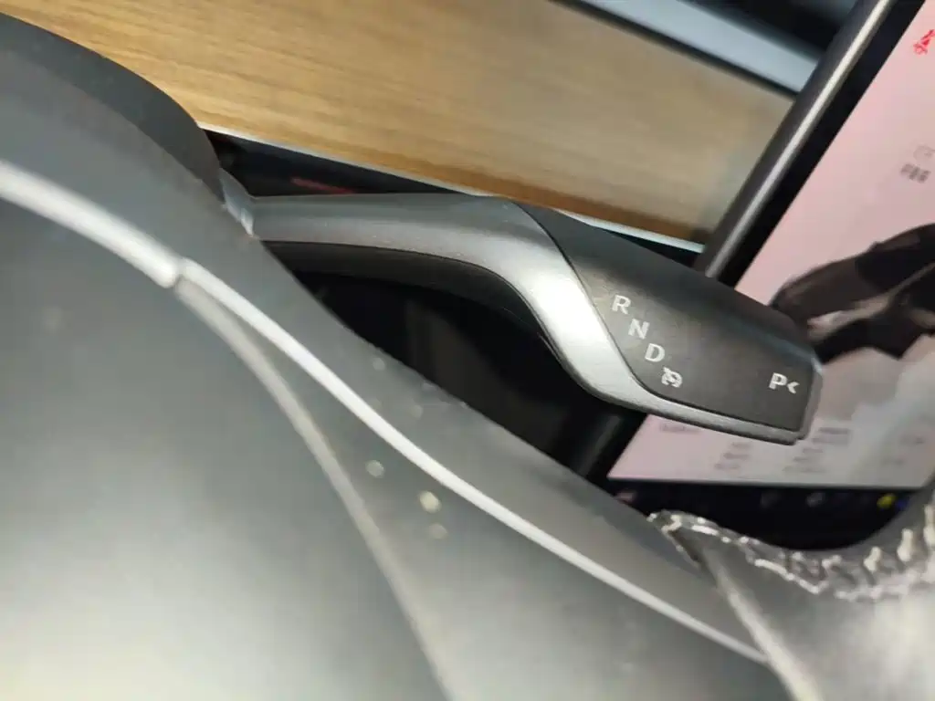 Tesla Model Y — миниатюра 14