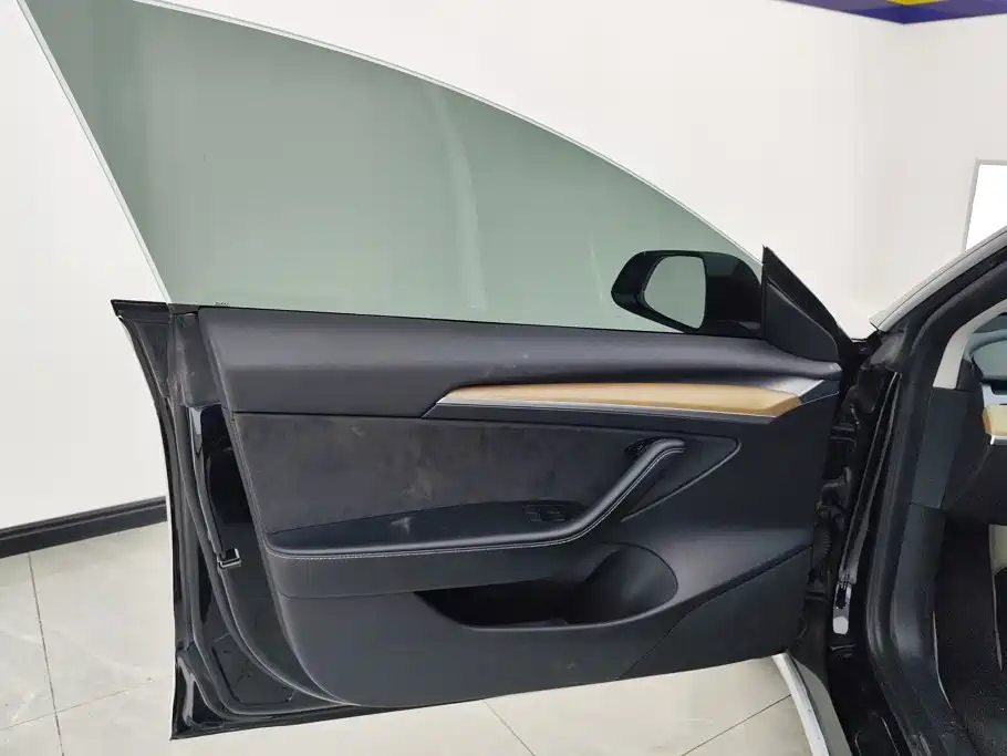 Tesla Model 3 — миниатюра 7
