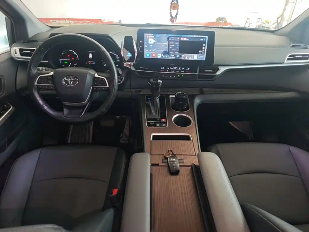 Toyota Granvia — миниатюра 10