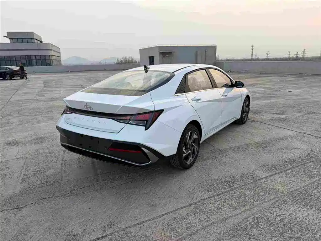 Hyundai Elantra — миниатюра 9