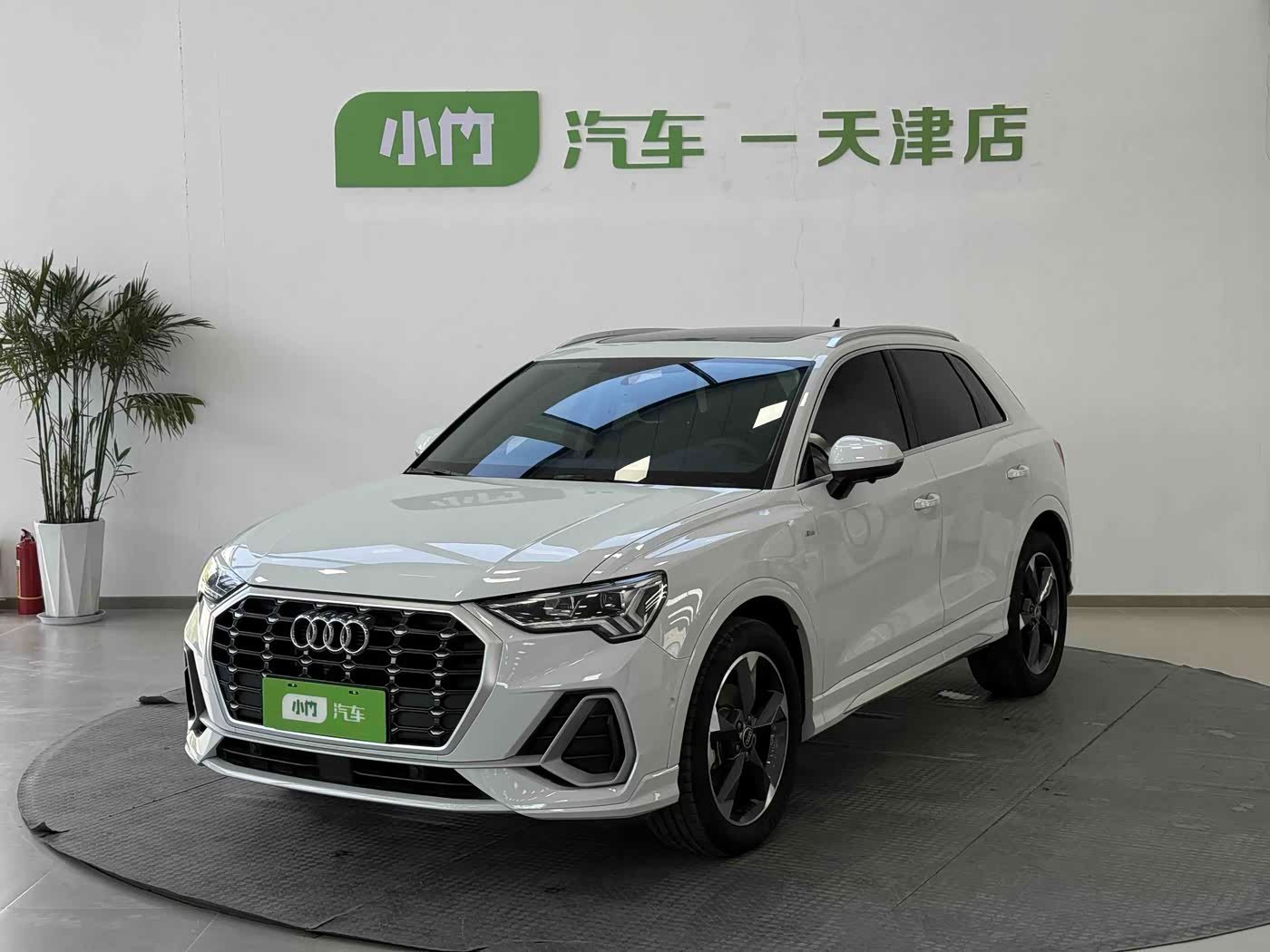 Audi Q3 1.4 л 2023 г. Белый, пробег 42000 км