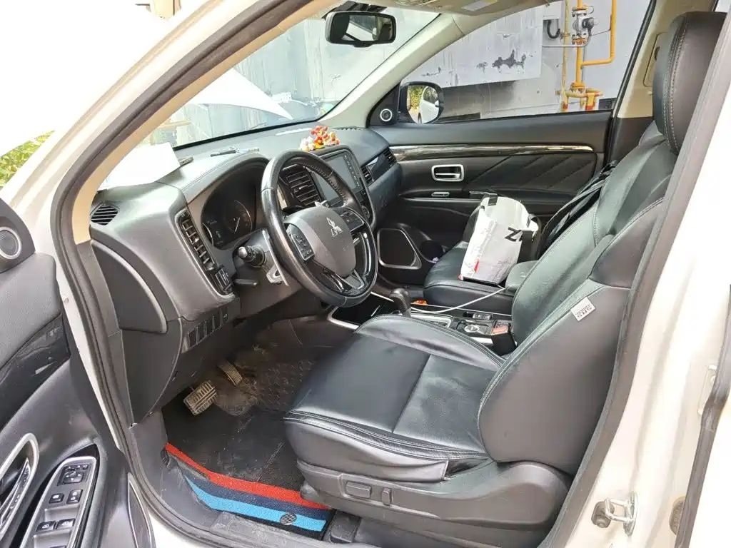 Mitsubishi Outlander — миниатюра 12