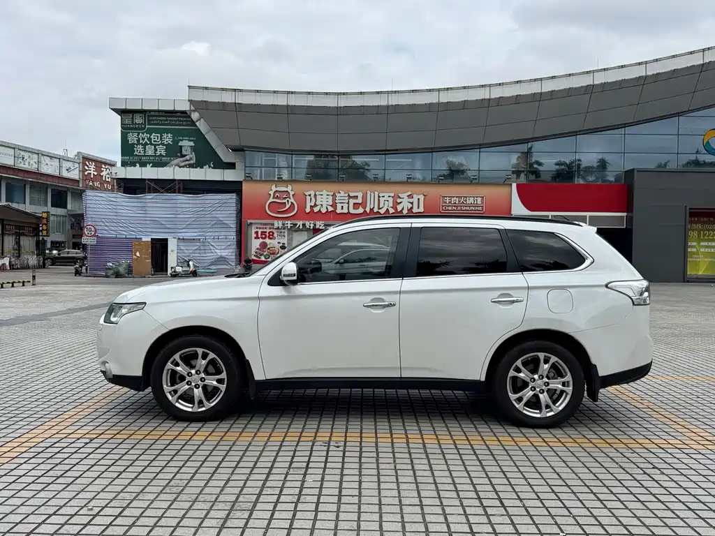 Mitsubishi Outlander (Import) — миниатюра 5