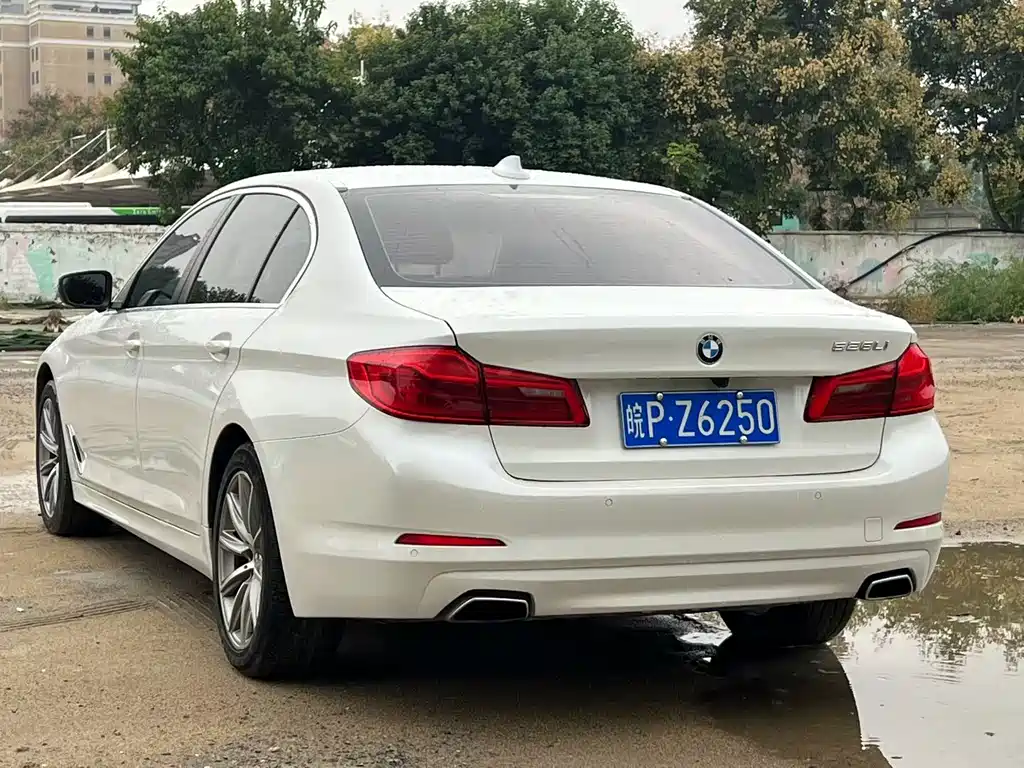 BMW 5 Series — миниатюра 7