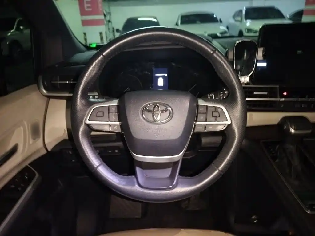 Toyota Granvia — миниатюра 6