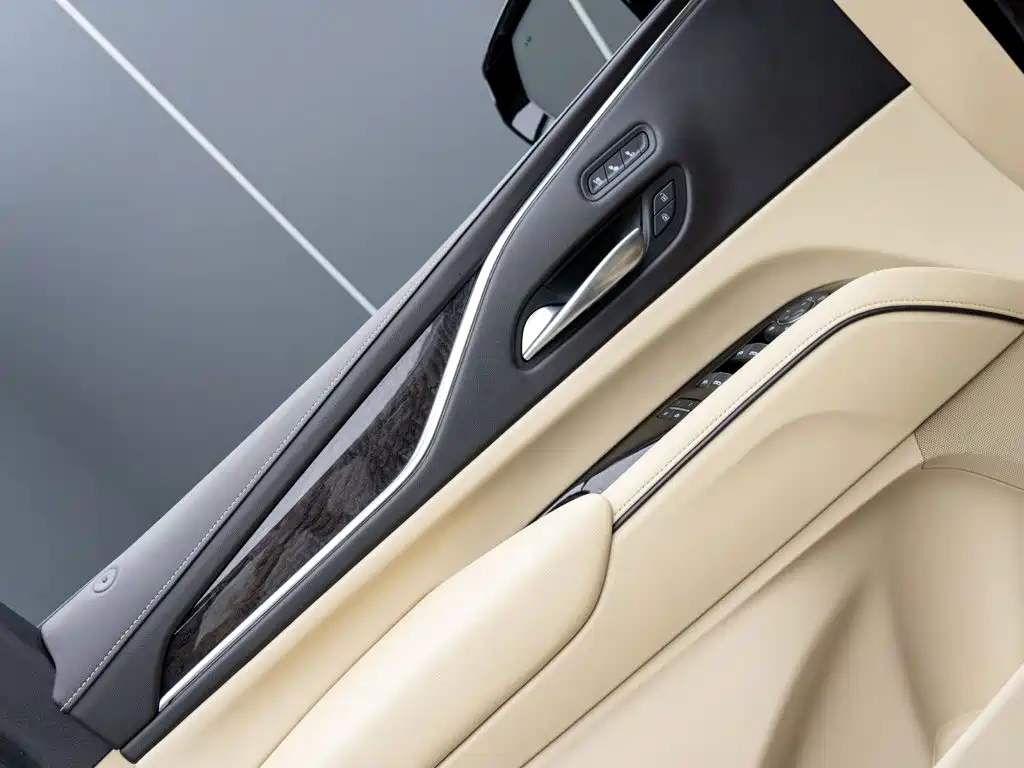 Cadillac Escalade — миниатюра 8
