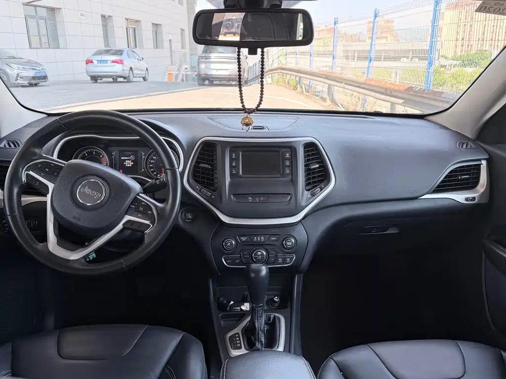 Jeep Cherokee — миниатюра 5