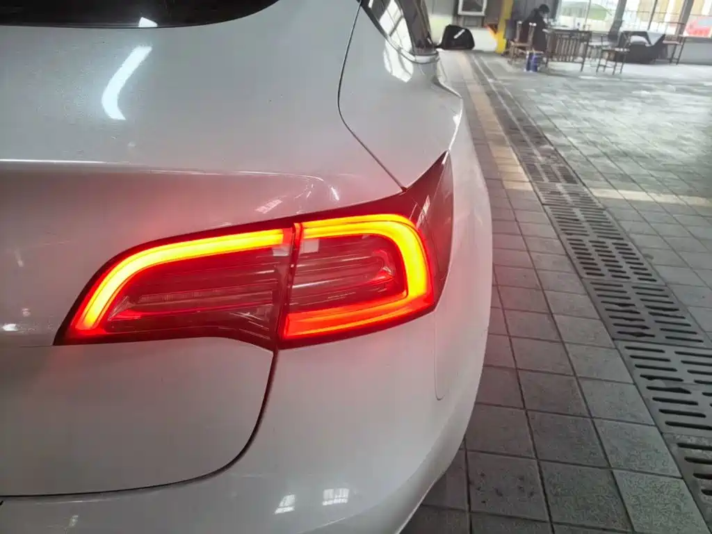Tesla Model 3 — миниатюра 8