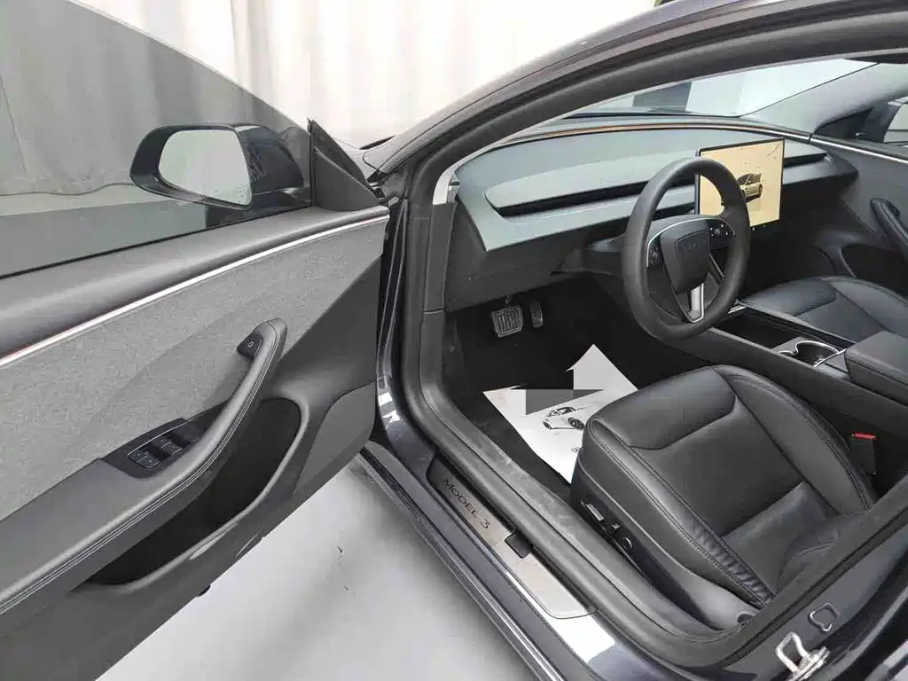 Tesla Model 3 — миниатюра 5