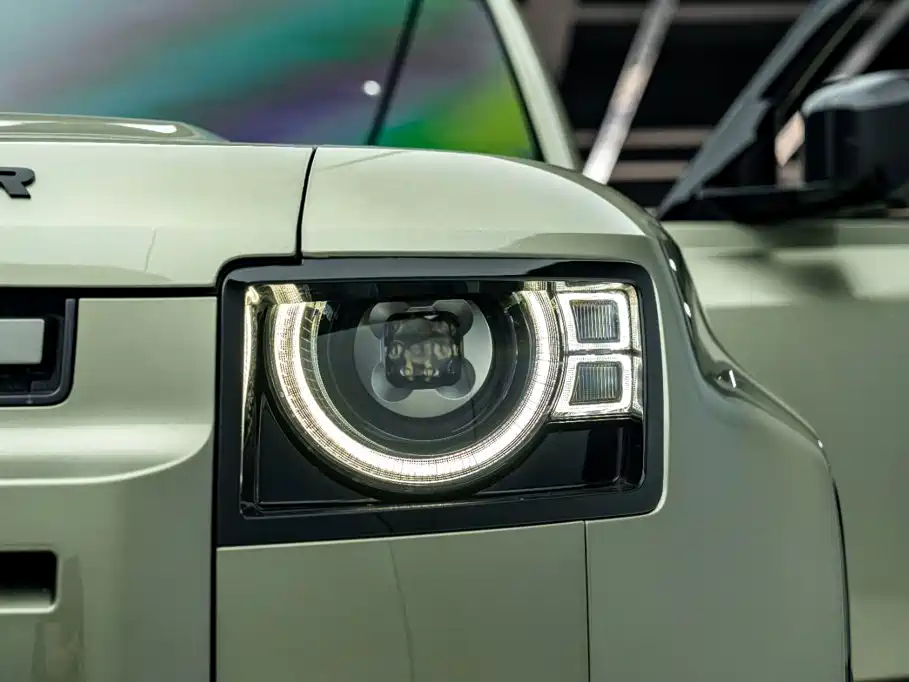 Land Rover Defender 2023 — фото 30