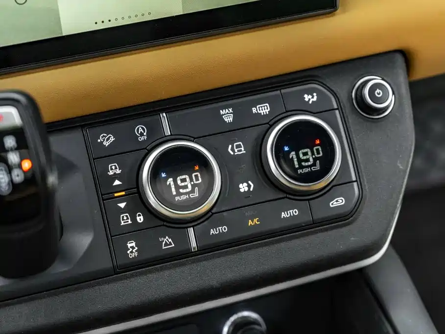 Land Rover Defender 2023 — фото 29