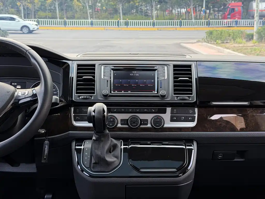Volkswagen Multivan — миниатюра 9