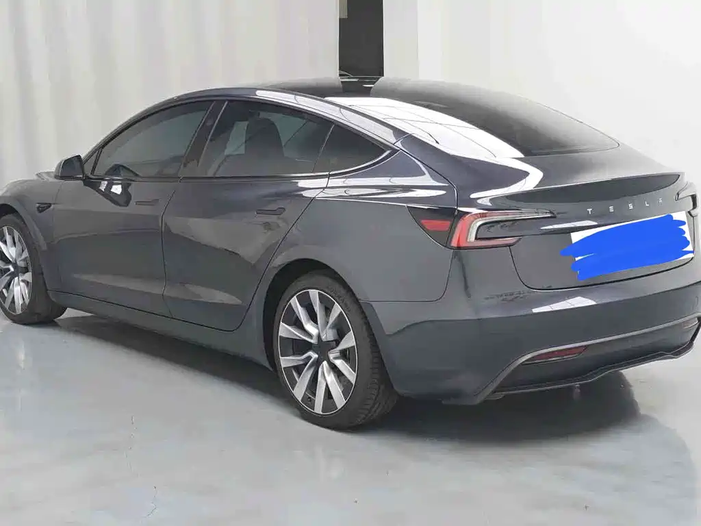 Tesla Model 3 — миниатюра 10