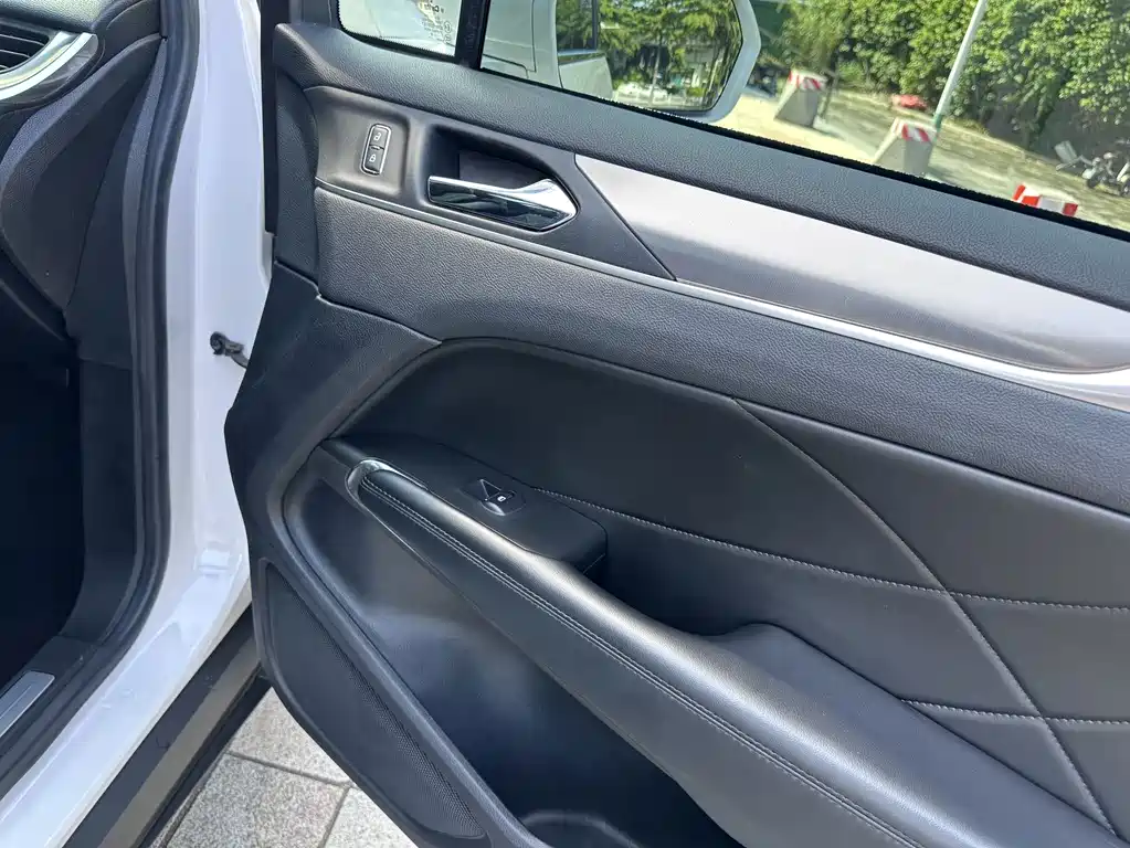 Lincoln MKC — миниатюра 14