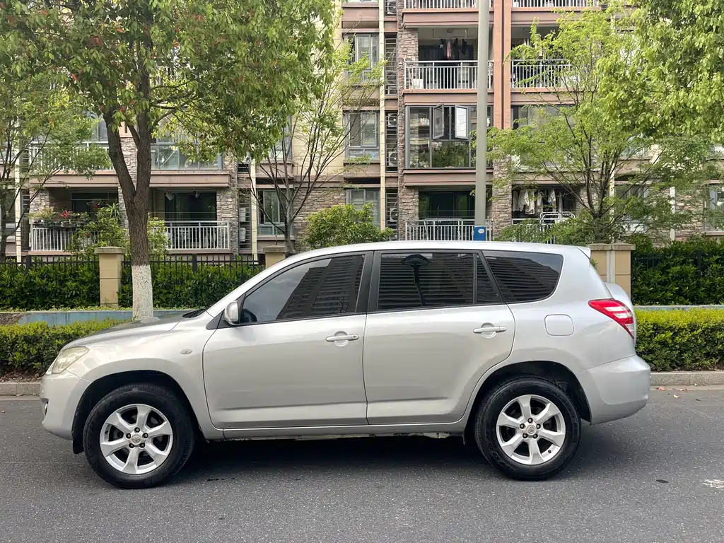 Toyota RAV4 2010 2.0L AT Luxury