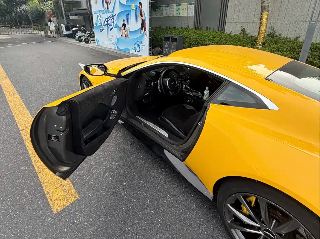 Aston Martin V8 Vantage 2018 4.0T V8 Coupe