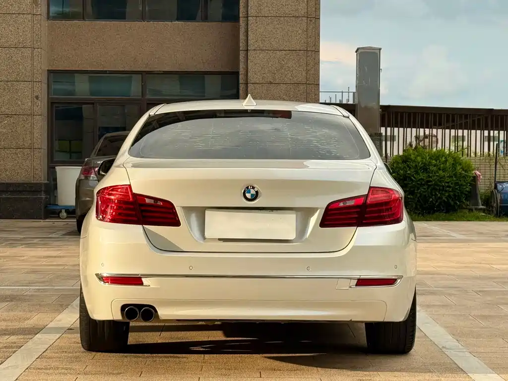 BMW 5 Series — миниатюра 8