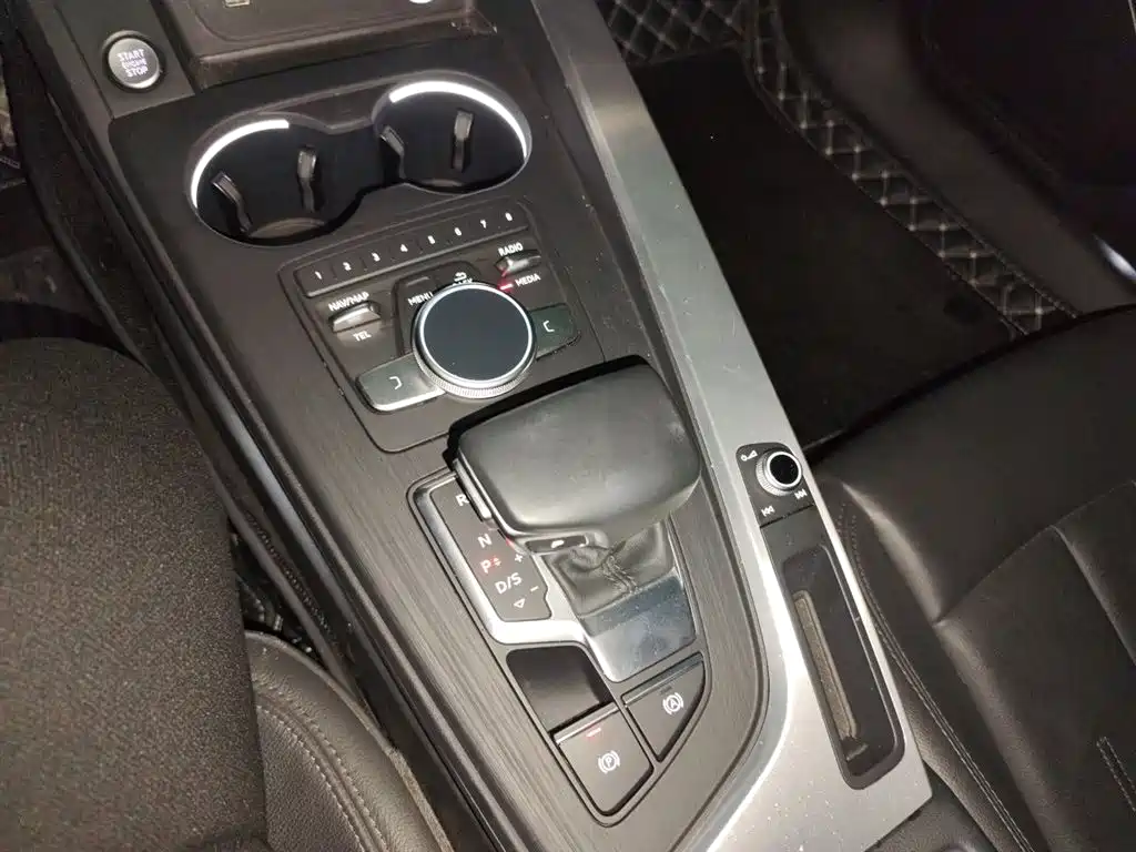 Audi A4L 2019 40 TFSI Fashion V