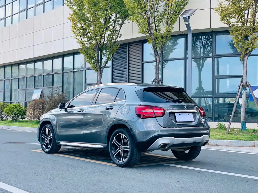 MERCEDES-BENZ  GLA
