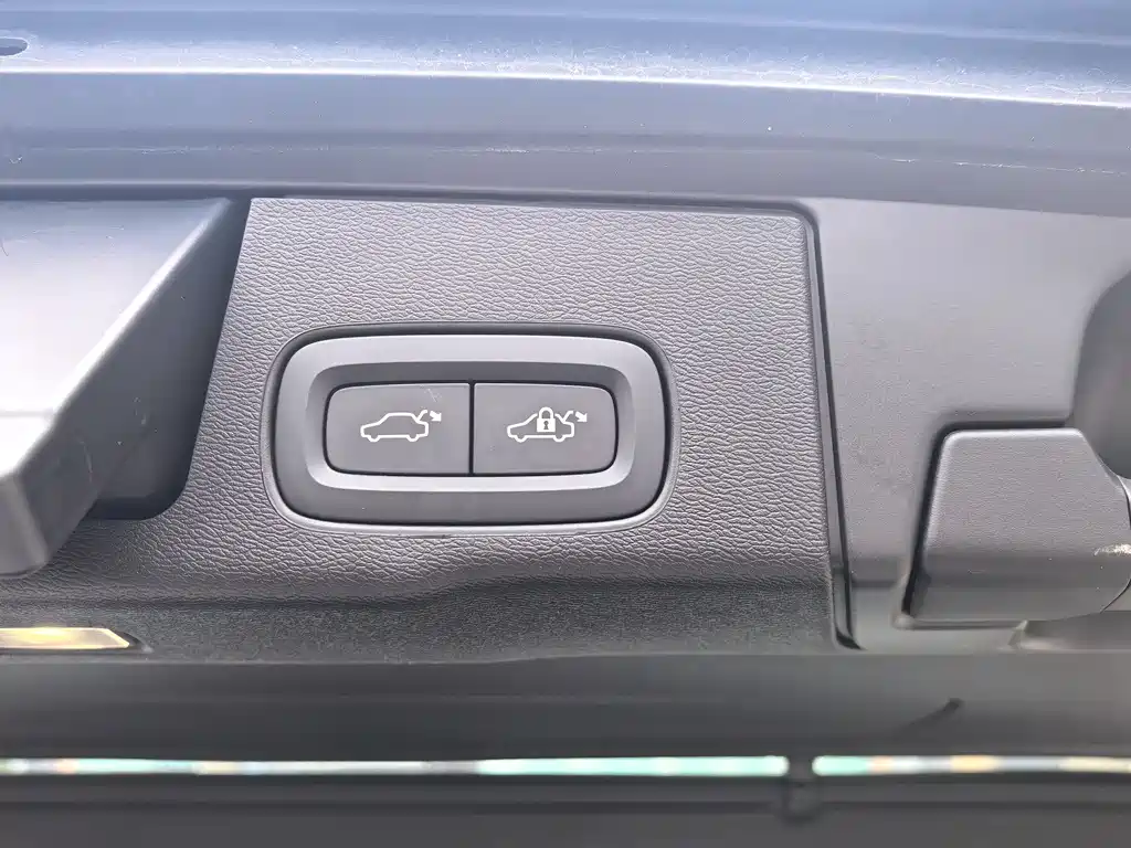 VOLVO XC60 PLUG IN HYBRID