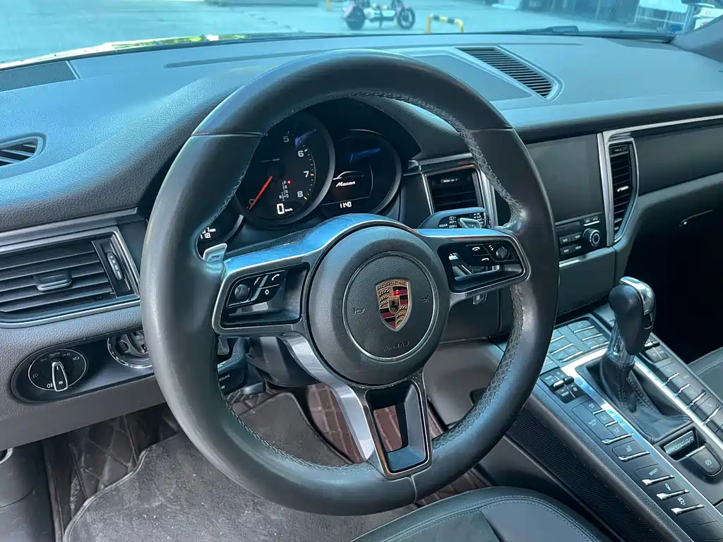 PORSCHE MACAN