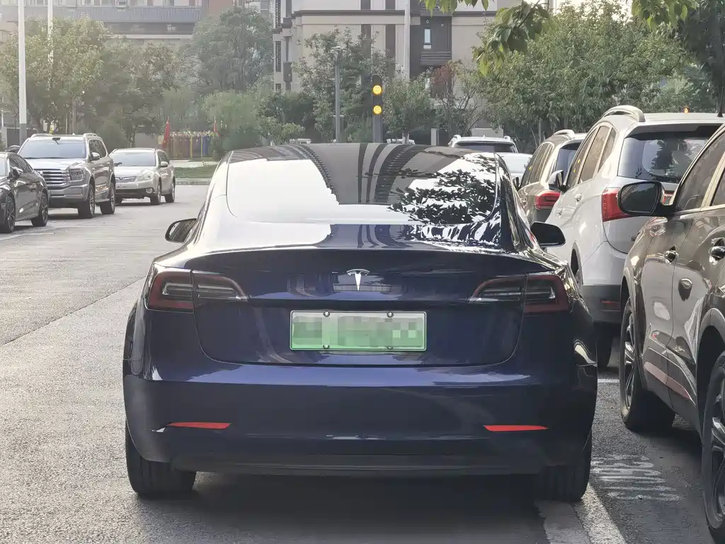 Tesla Model 3 — миниатюра 3