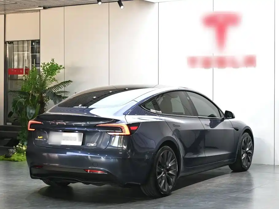 Tesla Model 3 — миниатюра 7