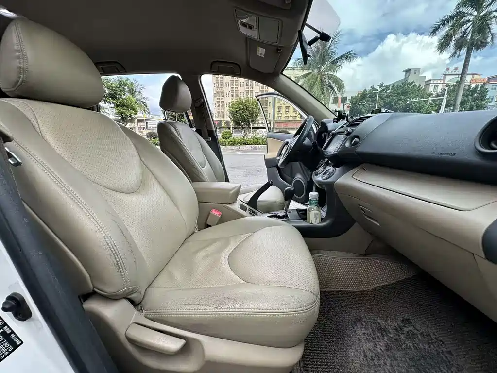 Toyota RAV4 — миниатюра 10