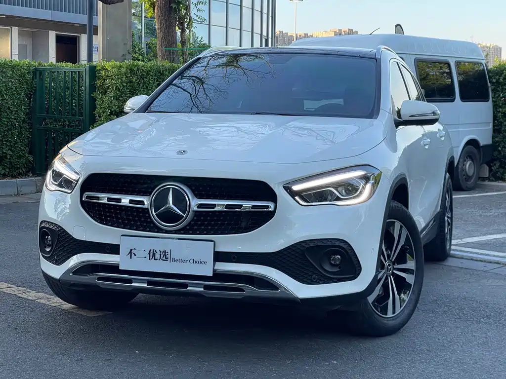 MERCEDES-BENZ GLA