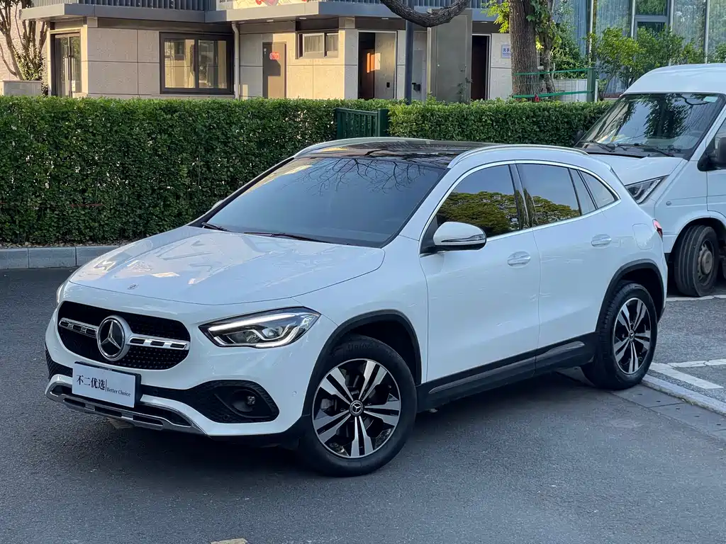 MERCEDES-BENZ GLA