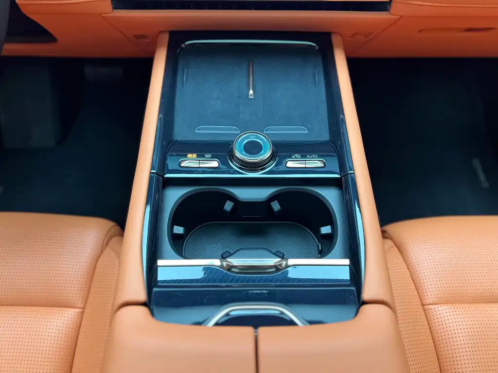 Lynk & Co 900 — миниатюра 15