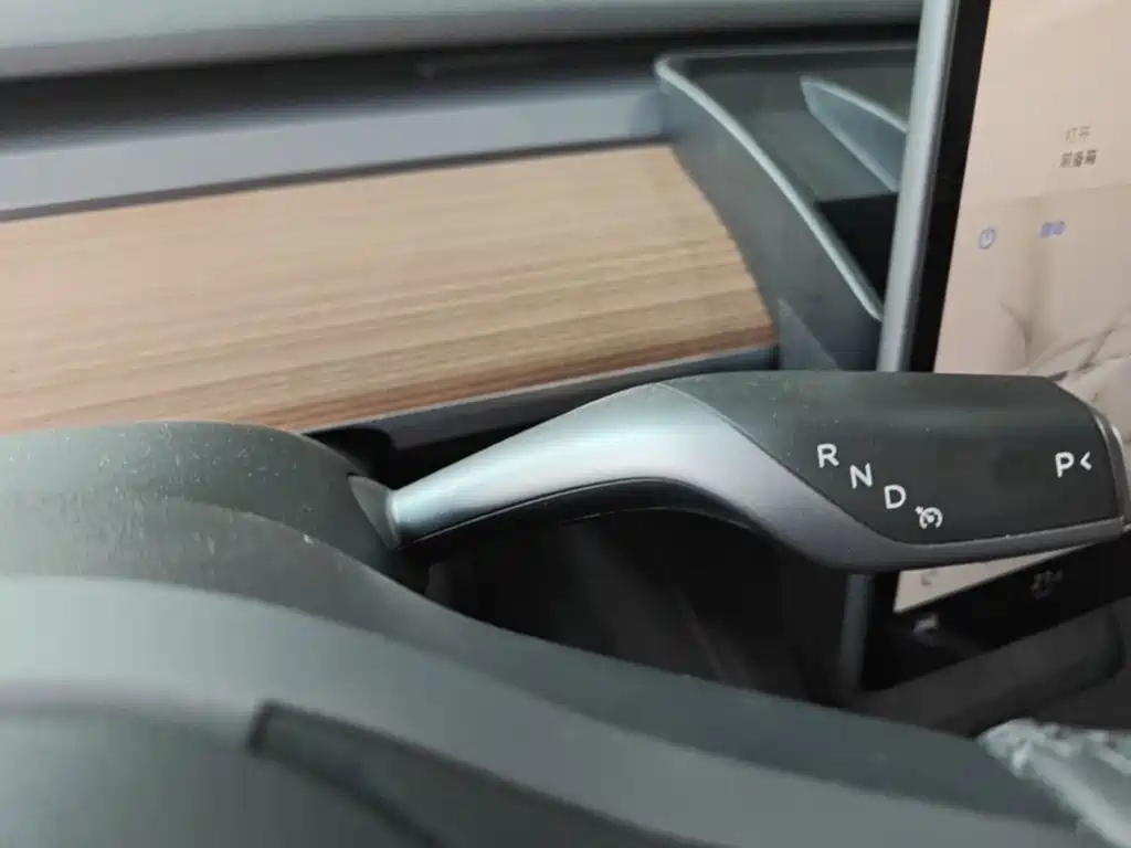 Tesla Model Y — миниатюра 14