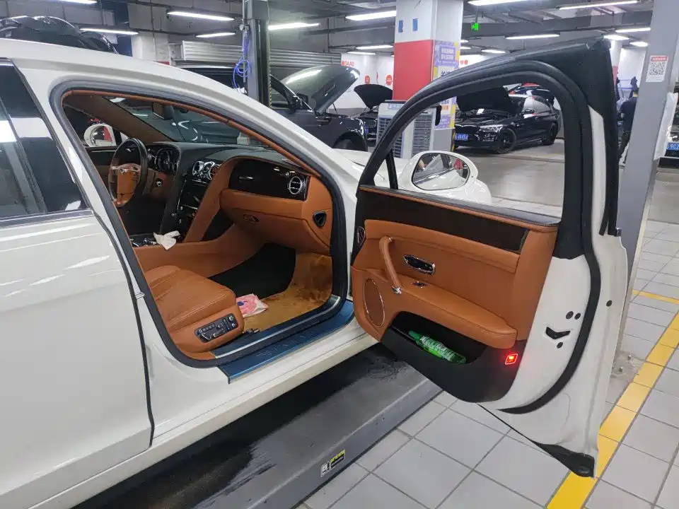Bentley Flying Spur — миниатюра 10