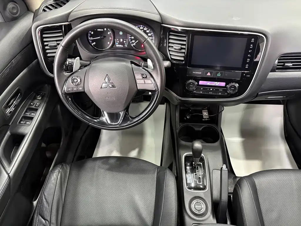 MITSUBISHI OUTLANDER