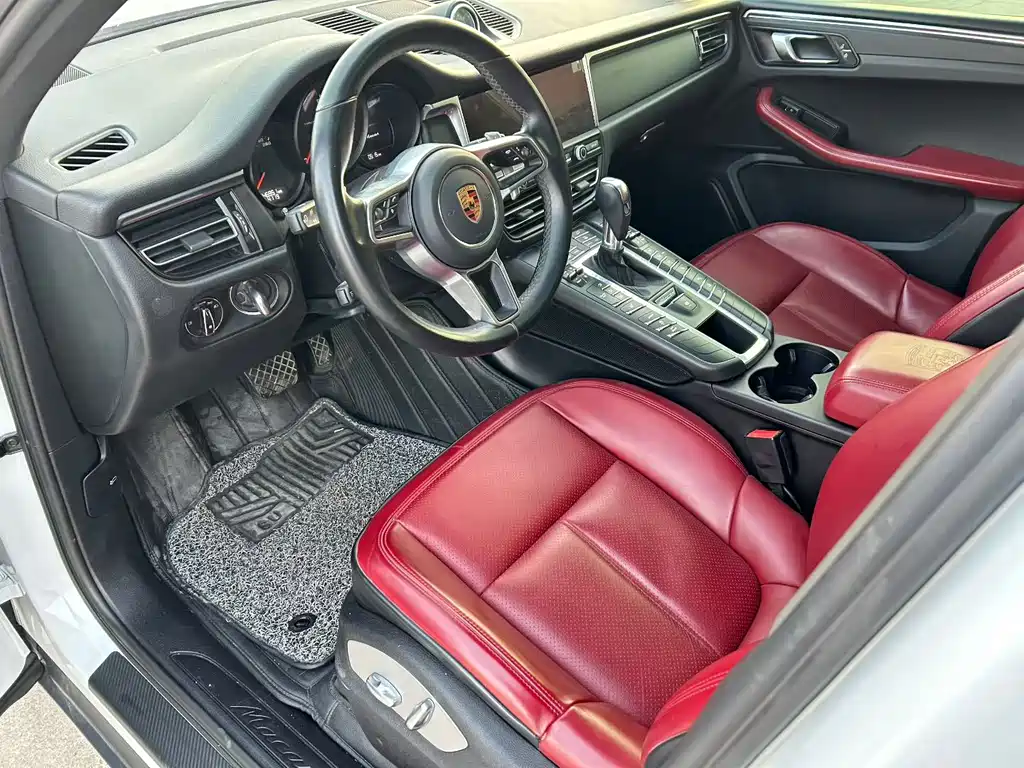PORSCHE MACAN