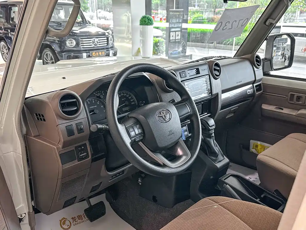 Toyota Land Cruiser LC76 2025 4.0L AT