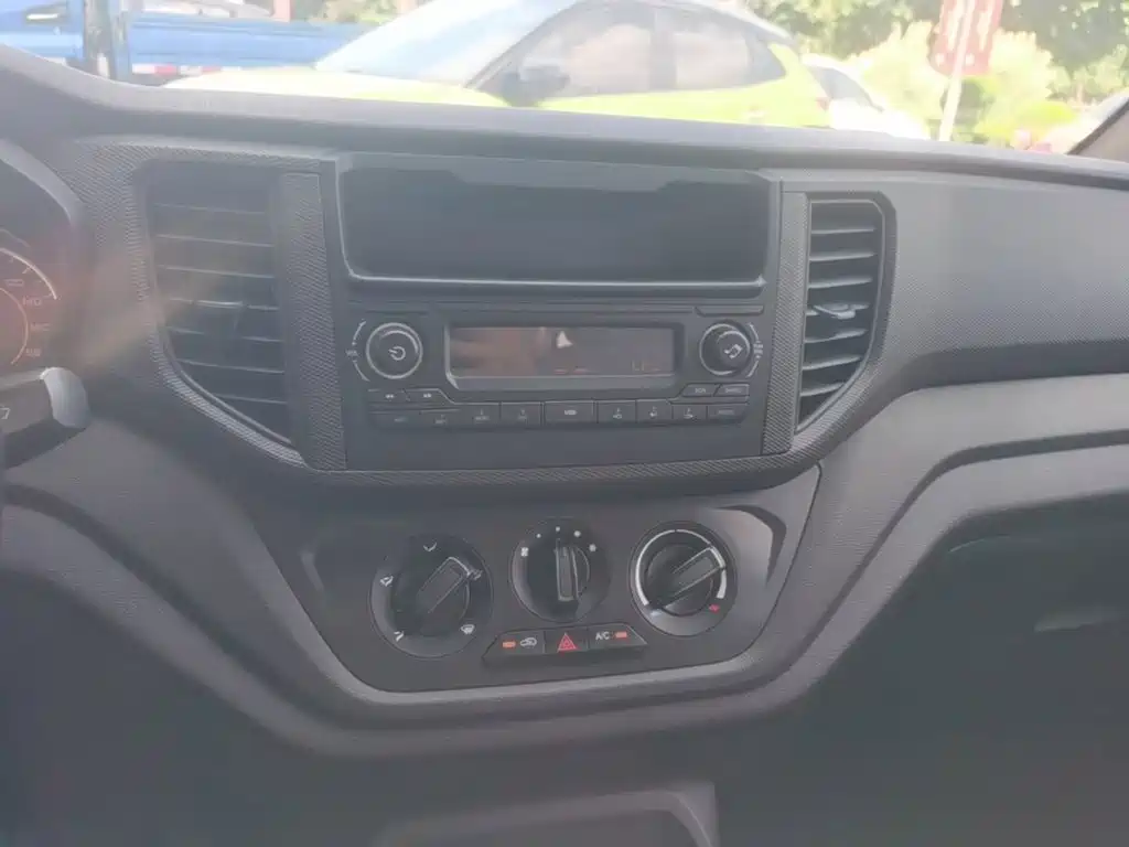Wuling Hongguang V — миниатюра 13